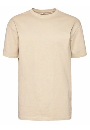 Camiseta de algodón color beige con cuello redondo y mangas cortas. Presenta un corte recto y una textura suave, con una etiqueta en la parte posterior.