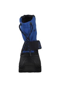 Botas de nieve impermeables en negro y azul con un cuello alto y acolchado, diseño con cordones y correa ajustable para un ajuste seguro en el tobillo.