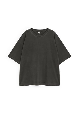 Dunkelgraues, übergroßes T-Shirt mit kurzen Ärmeln, rundem Ausschnitt und sichtbaren Nähten, flach auf weißem Hintergrund liegend.