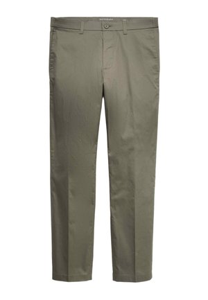 Schmal geschnittene olivgrüne Hose mit Gürtelschlaufen, vorderem Knopf und Seitentaschen, flach auf weißem Hintergrund liegend.