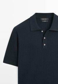 Polo en coton bleu marine foncé côtelé à manches courtes avec col et patte de boutonnage à trois boutons, étiqueté Massimo Dutti.