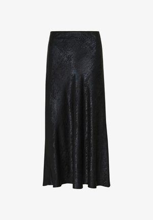 Zwarte satijnen midi-rok met een gladde textuur, een uitlopende vorm en een subtiele glans, voorzien van een zijopening voor extra beweging.