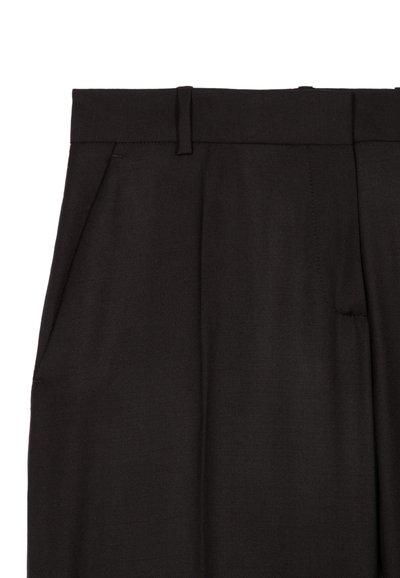 Czarne, szyte na miarę spodnie z gładką fakturą, z przodu z fałdami, bocznymi kieszeniami i paskiem przewleczonym przez szlufki.