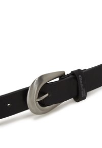 Čierny kožený opasok s krivou kovovou sponou a minimalistickým dizajnom. Má štítok s vyrazeným nápisom "KARL LAGERFELD JEANS".