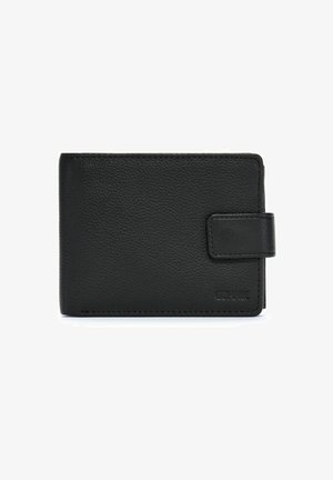 Czarny skórzany portfel o teksturowanym wykończeniu, z zapięciem na klamrę, wytłoczonym logo i minimalistycznym designie. Kompaktowy i prostokątny kształt.