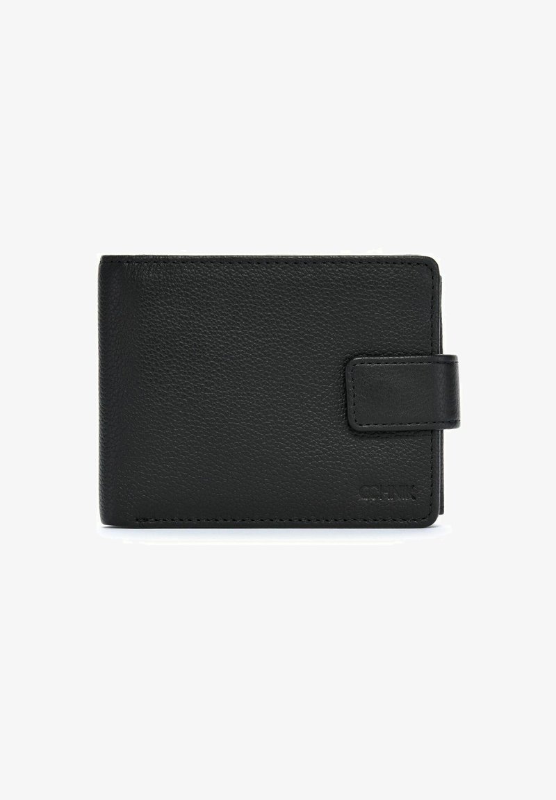 Czarny skórzany portfel o teksturowanym wykończeniu, z zapięciem na klamrę, wytłoczonym logo i minimalistycznym designie. Kompaktowy i prostokątny kształt.