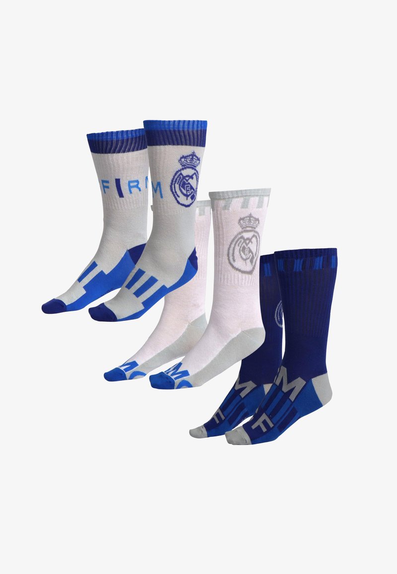 Trois paires de chaussettes de sport en bleu, blanc et marine avec un logo sportif et un motif lettré sur le pied et le mollet.