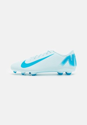Chaussure de football Nike blanche et bleue avec crampons, vue latérale, avec un grand swoosh bleu et un design « M » sur le talon.