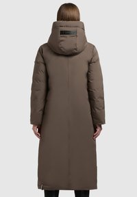 Langer brauner Steppmantel mit Kapuze, versehen mit einem glänzenden Markenlabel auf der Rückseite, glatter Struktur und geradem Schnitt.