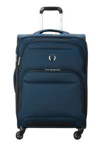 Maleta blanda azul con acentos negros, mango telescópico y cuatro ruedas. Cuenta con un bolsillo frontal con cremallera y detalle de logo.