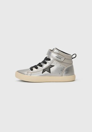 Zilveren high-top sneaker met zwarte sterdetail, vetersluiting aan de voorkant en verstelbare band. Voorzien van een gladde metallic afwerking en rubberen zool.