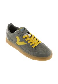 Baskets en daim gris avec des accents et des lacets jaunes. Présente un embout perforé, une semelle en caoutchouc et un détail texturé combiné. L'étiquette du modèle est visible.