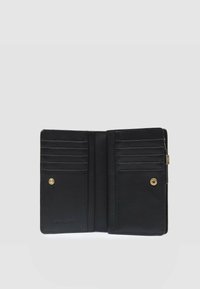 Cartera de cuero negra con múltiples ranuras para tarjetas, herrajes dorados y cierre de presión. Textura suave y forma rectangular.