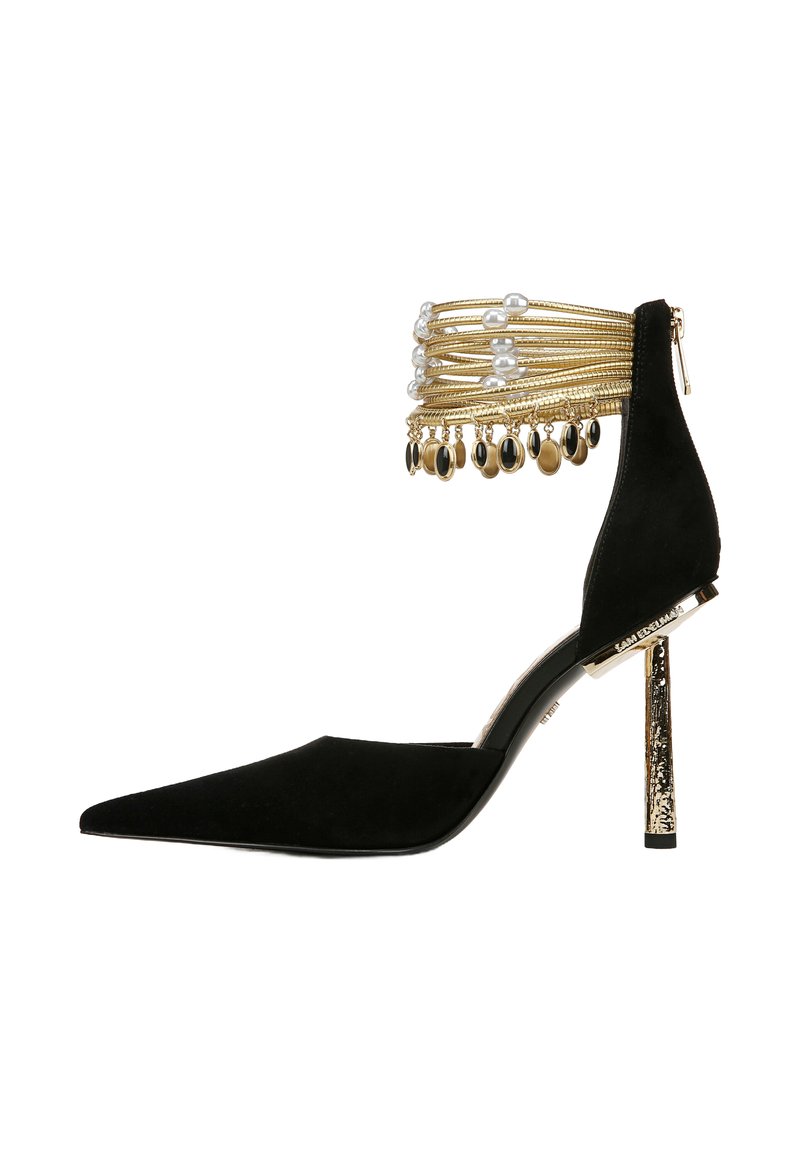 Stivaletto nero in suede con punta affusolata e cinturino alla caviglia in oro e perle, dotato di ornamenti neri e dorati pendenti e di un tacco dorato texture.