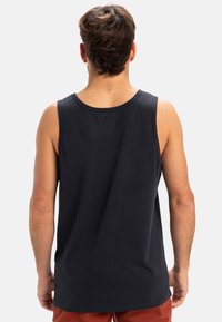 Mörkblå bomullslinne med rundad halsringning och öppna ärmhål, med en rak nederkant och en slät, mjuk textur.