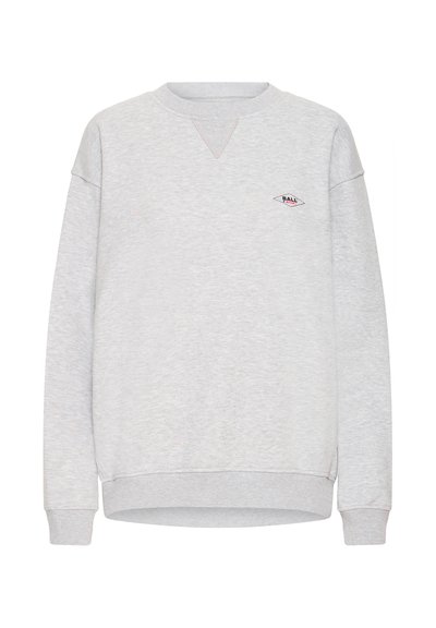 Jasnoszara bluzka z miękkiego materiału, z dekoltem w serek i haftowanym logo na piersi. Ściągacze przy mankietach i u dołu.