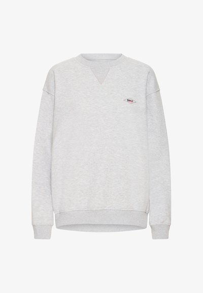 Jasnoszara bluzka z miękkiego materiału, z dekoltem w serek i haftowanym logo na piersi. Ściągacze przy mankietach i u dołu.