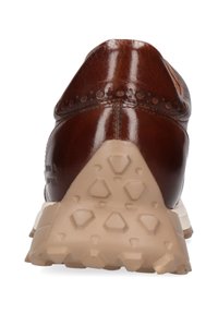 Brązowy skórzany but o gładkim wykończeniu z teksturowanymi akcentami. Beżowa, gumowa podeszwa z bieżnikiem i geometrycznymi wzorami. Widok z tyłu ukazuje przeszycia.