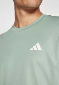 adidas Performance TRAIN ESSENTIALS - Sportfelső - silver green/white