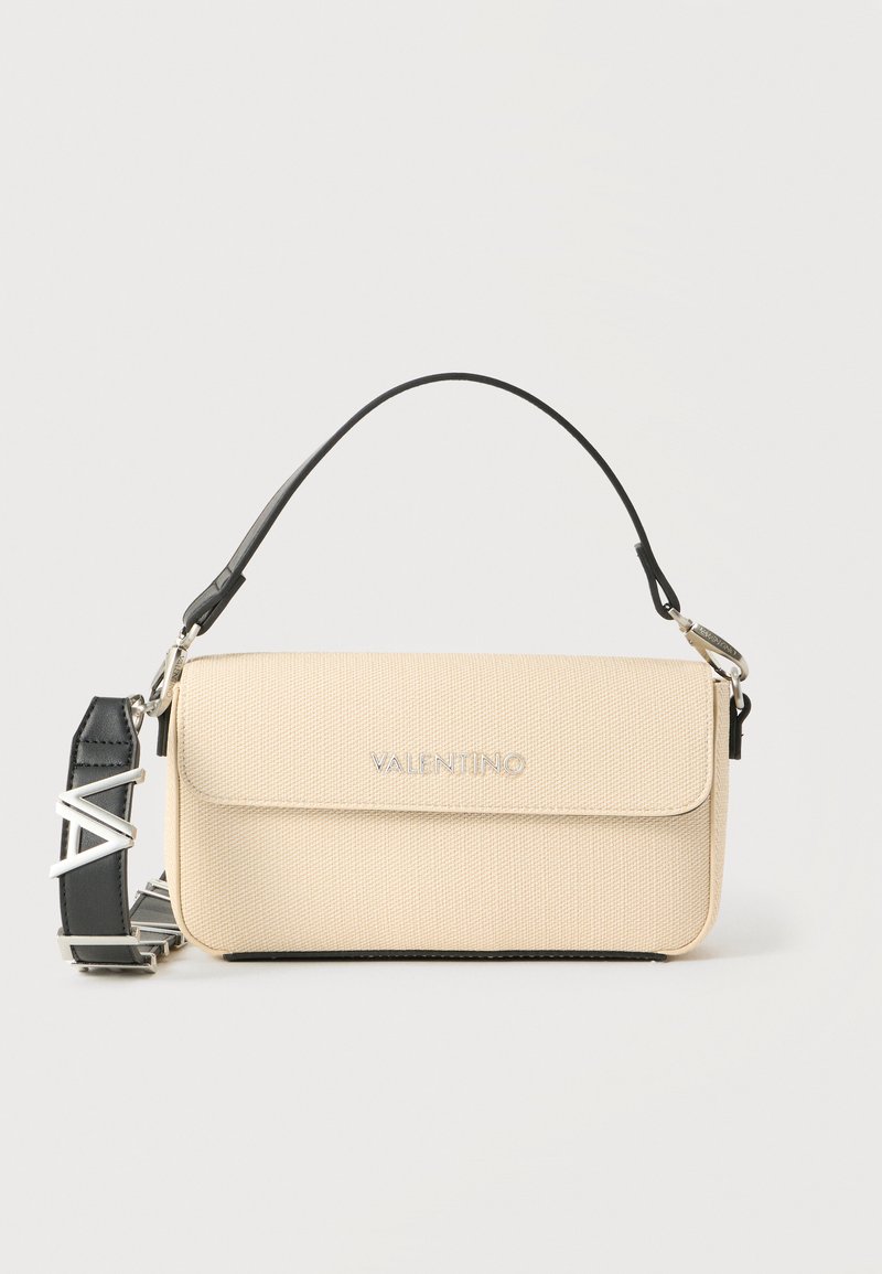 Μπεζ υφασμάτινη τσάντα Valentino με καπάκι κλεισίματος, μαύρη δερμάτινη λαβή στο πάνω μέρος και αποσπώμενο μαύρο λουρί με ασημί λογότυπα "V".