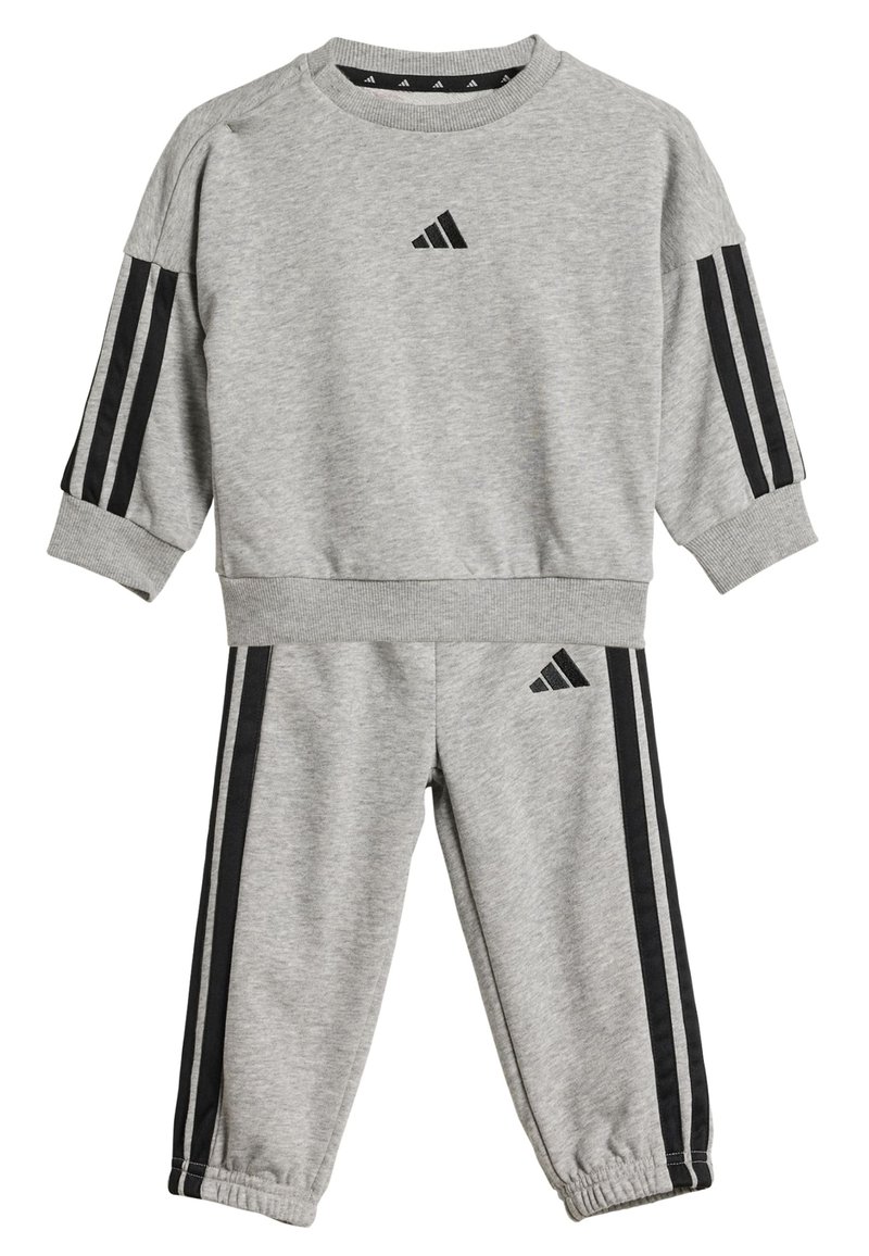 Grå tröja och sweatpants-set med svarta sidosträck och logotyp. Tillverkat av mjukt material med ribbade muddmar och midjeband.