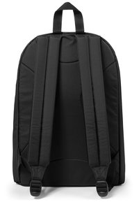 Schwarzer Rucksack mit gepolsterten, verstellbaren Schulterriemen, glatter Stoffoberfläche und einem oberen Griff. Keine sichtbaren Fächer oder Muster.