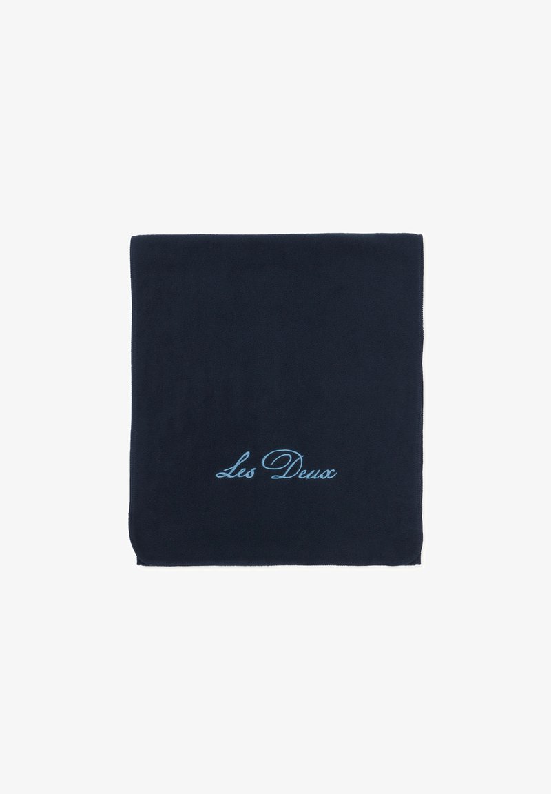Foulard carré bleu foncé avec texte cursif bleu clair "Les Deux" brodé près d’un coin sur fond blanc.
