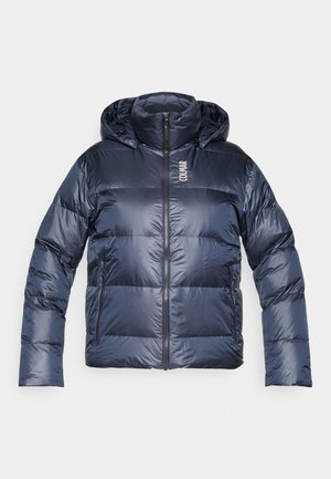 Giacca puffer blu navy con cappuccio, dotata di chiusura zip frontale, design trapuntato e logo sul petto. Materiale liscio e lucido con polsini elasticizzati.