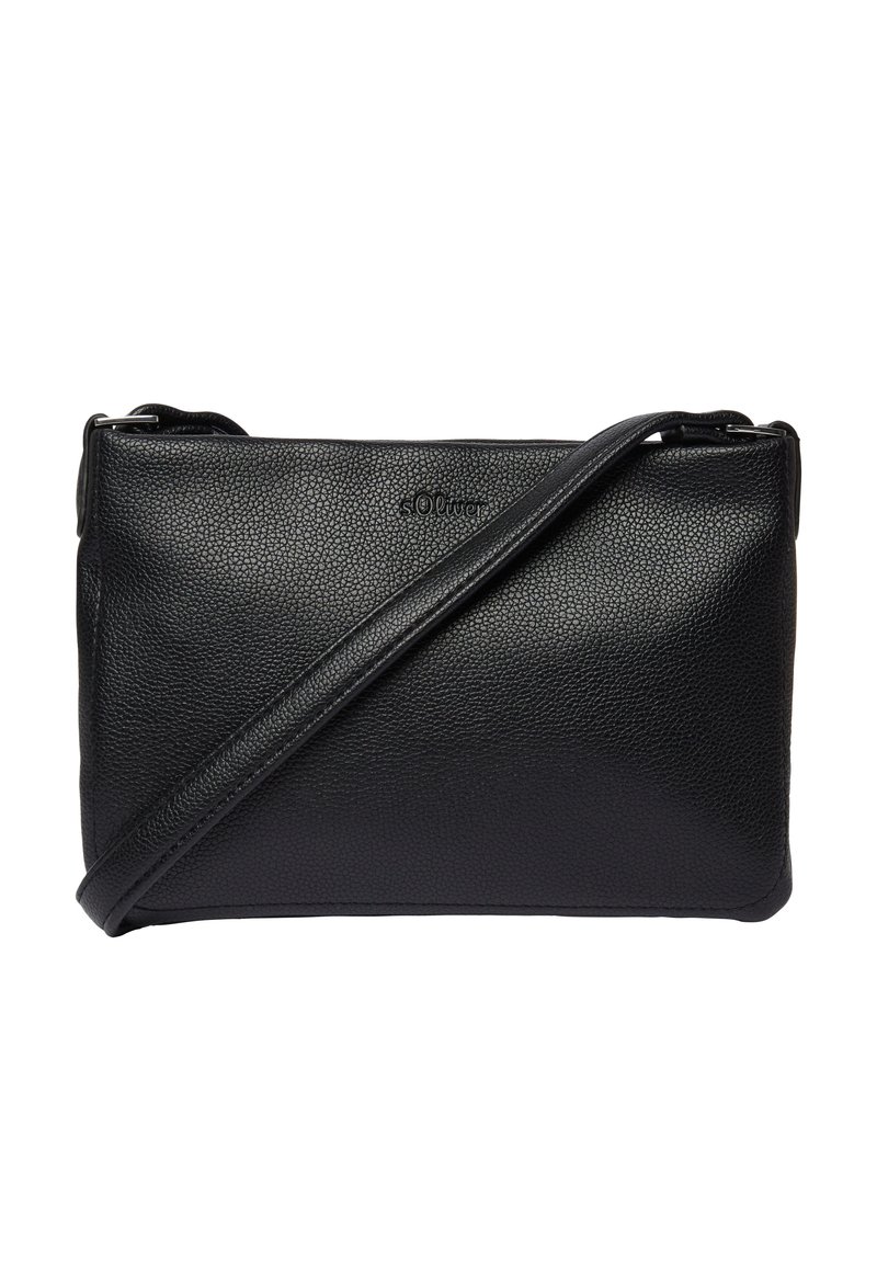 Schwarze Leder-Crossbody-Tasche mit strukturierter Oberfläche, rechteckiger Form, verstellbarem Riemen und dezentem Branding auf der Vorderseite.