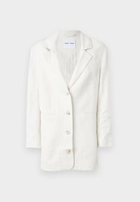 Hvit blazer laget av et lett materiale, med en en-knappslukking, utskårne revers og tre frontknapper med matchende knappehull.