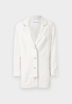 Biały żakiet wykonany z lekkiego materiału, z zapinaniem na jeden guzik, klapami oraz trzema przednimi guzikami z dopasowanymi dziurkami.