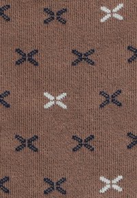 Brązowa tkanina o ryflowanej fakturze, z wzorem naprzemiennych białych i granatowych kształtów 'X' równomiernie rozmieszczonych po powierzchni.