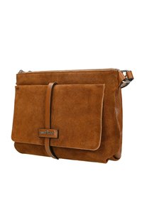 Borsa a tracolla in suede marrone con una tasca frontale a pattina, chiusura con zip, dettagli in pelle e logo metallico. Dotata di una tracolla rimovibile.