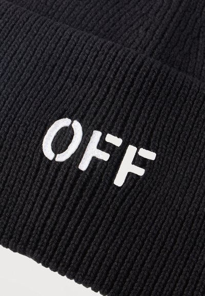 Μαύρο πλεκτό σκουφάκι με πλεξούδες και λευκό κεντητό κείμενο "OFF" ραμμένο στην διπλωμένη μανσέτα.