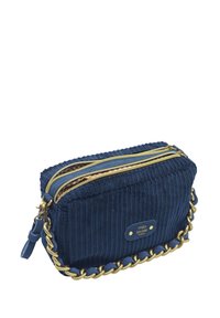 Sac en velours côtelé bleu marine avec deux zips dorés, une chaîne en bandoulière et un onglet affichant le logo "mila louise". Forme rectangulaire avec un tissu texturé.