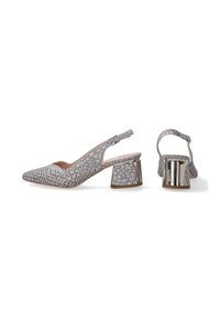 Slingback podpatky ve světle šedé barvě s texturovaným vzorem, špičatou špičkou a metalickým čtvercovým podpatkem. Nastavitelný páskový uzávěr na kotníku s přezkou.