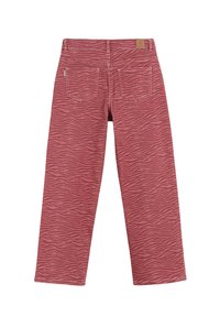 Jeans de pierna ancha de estampado rojo con un diseño de rayas de cebra. Cuenta con dos bolsillos traseros y una etiqueta de cuero en la cinturilla.