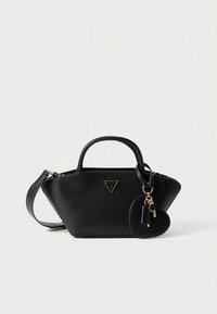 Schwarze synthetische Handtasche mit einem dreieckigen Logo, strukturierter Form, zwei Griffen, abnehmbarem Schlüsselanhänger und feiner Textur.