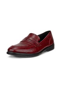 Mocassins pour hommes en cuir rouge foncé avec texture crocodile, bout rond, semelle noire et design à enfiler.