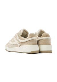 Beige Wildlederschuhe mit cremefarbenen Kunstfellakzenten, strukturierten Seitenstreifen und einer weißen Gummisohle. Sie haben eine abgerundete Form und eine Schnürung.