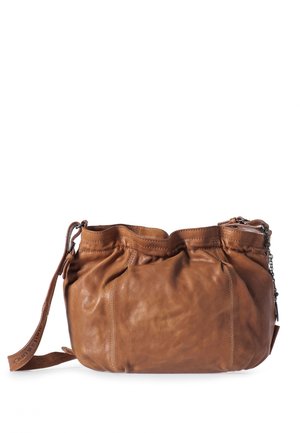 Borsa a mano in pelle marrone con una finitura morbida e testurizzata, parte superiore arricciata e lunga tracolla. Presenta un accento a catena e molteplici pannelli cuciti.