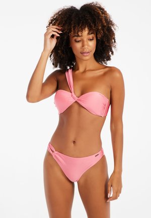 Roze bikini set met een zijden top met een knoop en bijpassende bikini onderkant met knoop. Soepele textuur met minimale hardwaredetails.