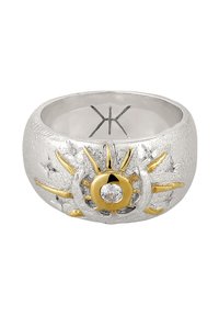 Sølvring med tekstureret overflade, der har et solmotiv i guld med en rund, klar sten i midten. Kraftig båndform.