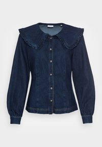 Jacket in denim con una tonalità blu scuro, colletto arricciato, maniche lunghe a sbuffo, chiusura frontale con bottoni e vestibilità aderente. Presenta cuciture leggermente contrastanti.