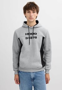 Sudadera con capucha gris con paneles laterales negros y gran impresión frontal que dice "HOOD 34375". Presenta cordones y puños acanalados.