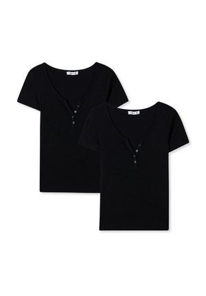 Czarne bluzki z krótkim rękawem z dekoltem w serek, z trzema guzikami i dopasowanym krojem. Materiał wydaje się miękki o gładkiej fakturze.