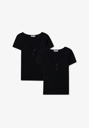 Top neri a maniche corte con scollatura a V, bottone a tre e design attillato. Il materiale sembra morbido con una texture liscia.