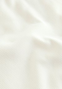 Fehér, bordázott anyag vízszintes, finom vonalakkal. Puha tapintás, sima megjelenés, könnyű és enyhén gyűrött.