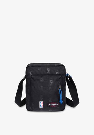 Czarna tkaninowa torba na ramię z logo NBA i marką Eastpak, wyposażona w zamek błyskawiczny, regulowany pasek oraz kontrastujące niebieskie elementy metalowe.
