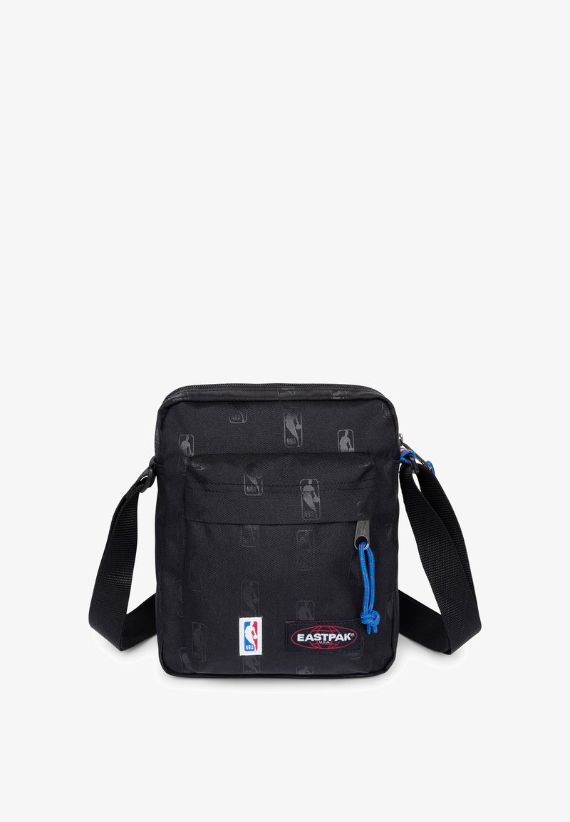 Schwarze Stoff-Umhängetasche mit NBA-Logo und Eastpak-Branding, ausgestattet mit Reißverschluss, verstellbarem Riemen und kontrastierenden blauen Metallakzenten.